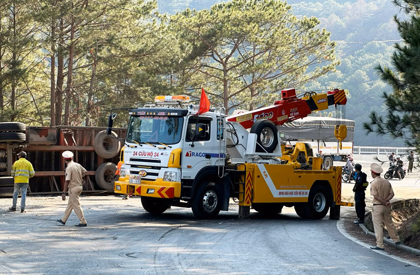 Lực lượng chức năng điều xe cứu hộ đến hiện trường