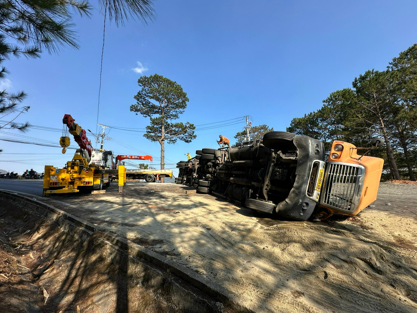 Việc cứu hộ gặp nhiều khó khăn do xe container có tải trọng lớn Việc cứu hộ gặp nhiều khó khăn do xe container có tải trọng lớn