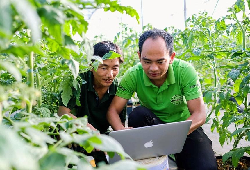 Anh Huy hướng dẫn nông dân xem hệ thống quản trị vườn qua máy tính Anh Huy hướng dẫn nông dân xem hệ thống quản trị vườn qua máy tính