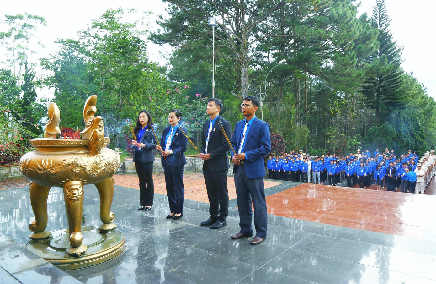 Tỉnh Đoàn Lâm Đồng tổ chức viếng Nghĩa trang liệt sĩ trước khi tiến hành đại hội Tỉnh Đoàn Lâm Đồng tổ chức viếng Nghĩa trang liệt sĩ trước khi tiến hành đại hội