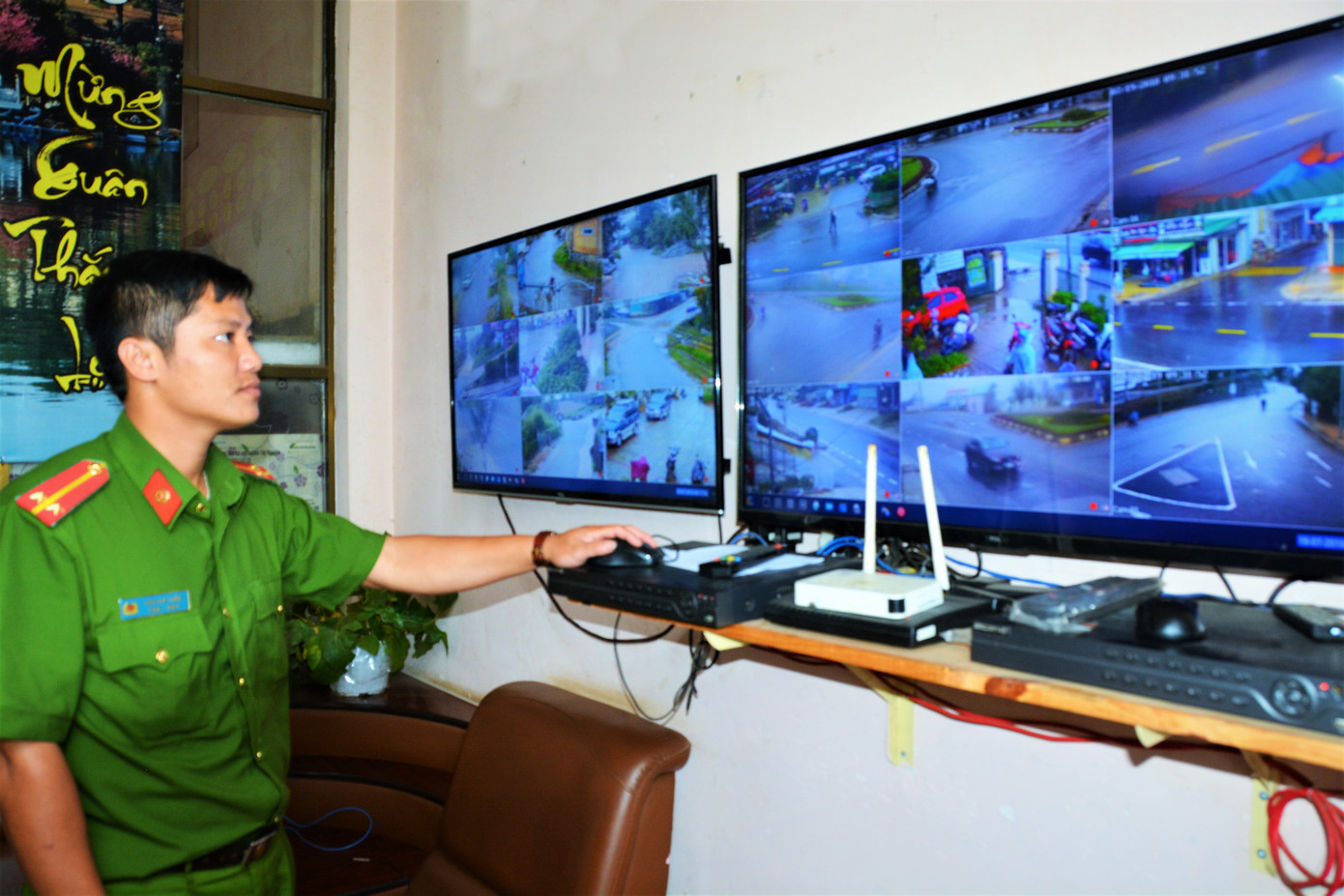 Công an sử dụng hình ảnh qua camera để xử lý các vụ việc liên quan đến an ninh, trật tự Công an sử dụng hình ảnh qua camera để xử lý các vụ việc liên quan đến an ninh, trật tự