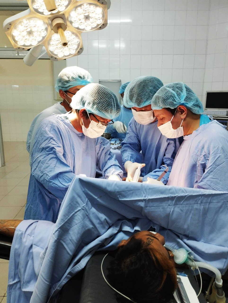 Kíp mổ phẫu thuật cứu sống người đàn ông bị đâm thủng tim