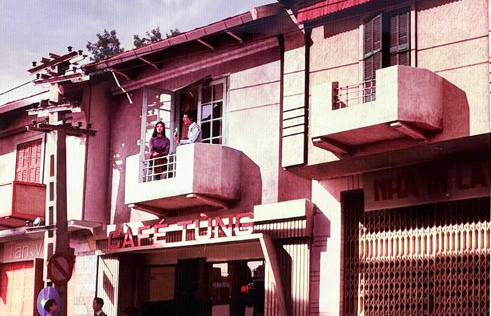 Cảnh quay tại quán cà phê Tùng.