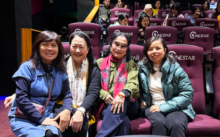 NSND Trà Giang và NSND Như Quỳnh chụp ảnh lưu niệm với người hâm mộ ở Đà Lạt.