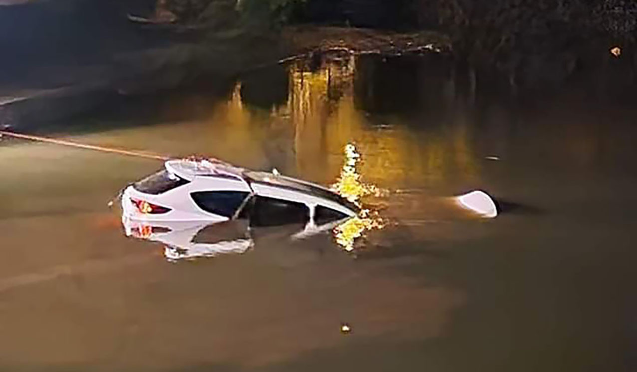 Ô tô gặp sự cố, lao xuống hồ Xuân Hương Ô tô gặp sự cố, lao xuống hồ Xuân Hương