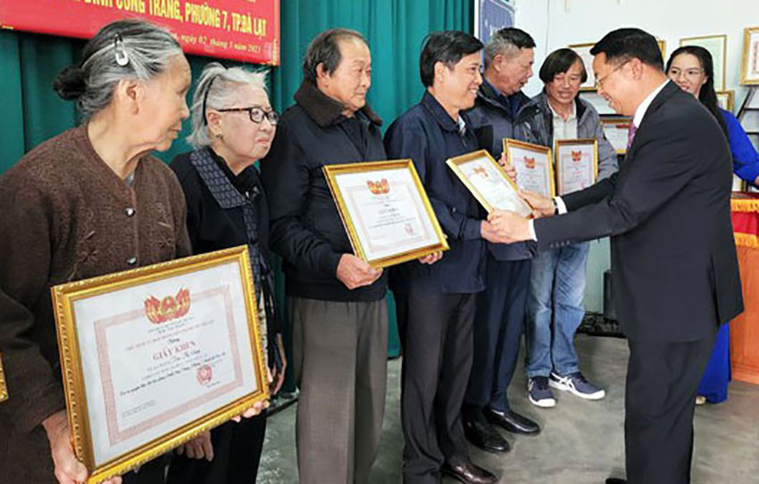 Lãnh đạo thành phố trao giấy khen cho những hộ dân hiến đất làm đường Lãnh đạo thành phố trao giấy khen cho những hộ dân hiến đất làm đường