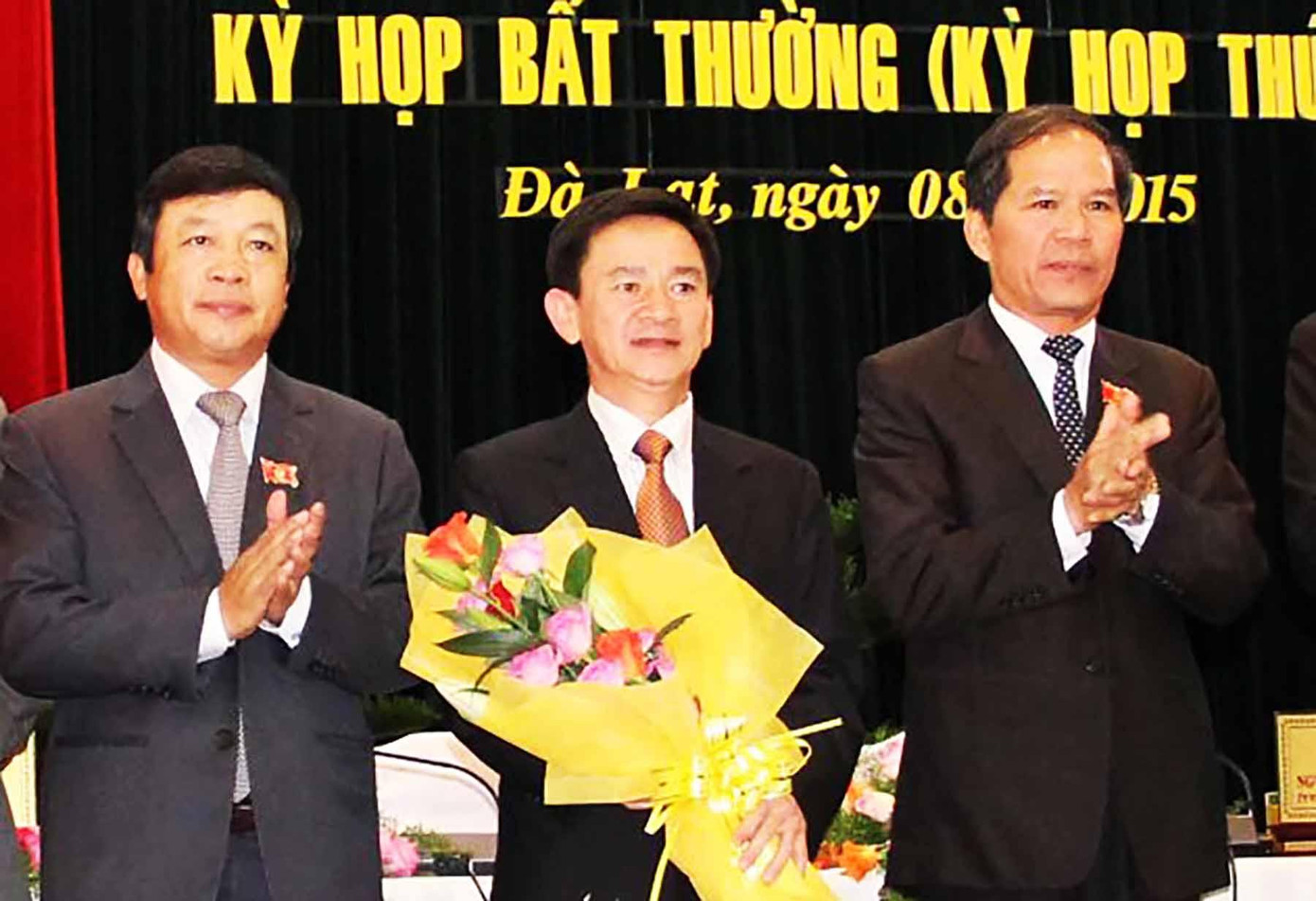 Ông Phan Văn Đa (giữa) được bầu làm Phó Chủ tịch UBND tỉnh Lâm Đồng vào năm 2015 Ông Phan Văn Đa (giữa) được bầu làm Phó Chủ tịch UBND tỉnh Lâm Đồng vào năm 2015