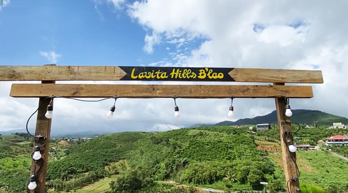 Cổng vào khu đất