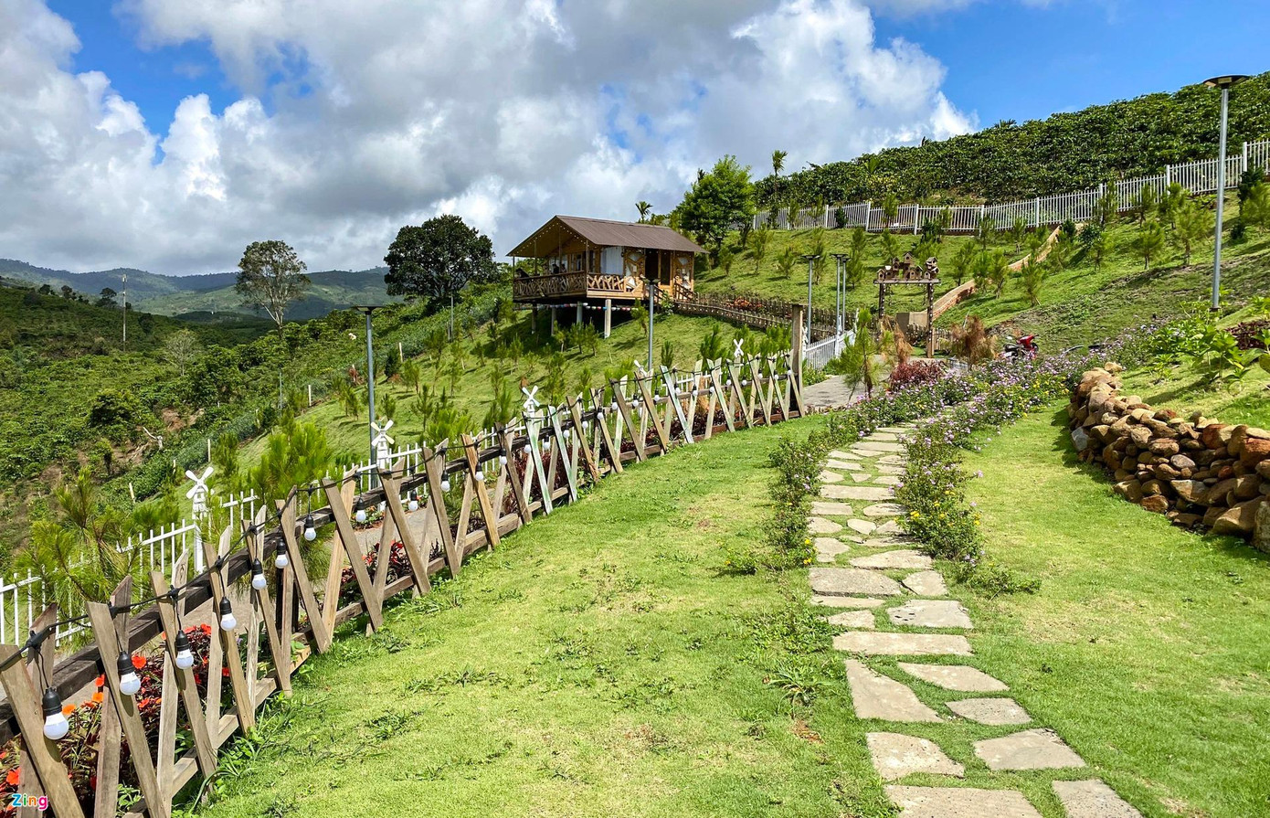 Nhiều công trình xây trái phép trên lô đất Ngọc Trinh nói đã mua tại Bảo Lộc