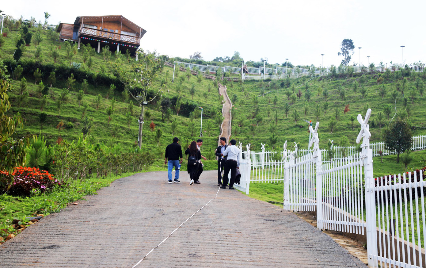 Lực lượng chức năng kiểm tra để xử lý những sai phạm tại khu đất