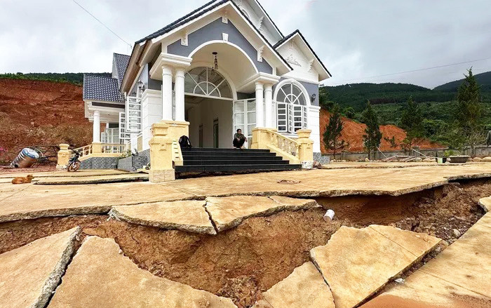 Nhà bị lún nứt, người dân phải di dời