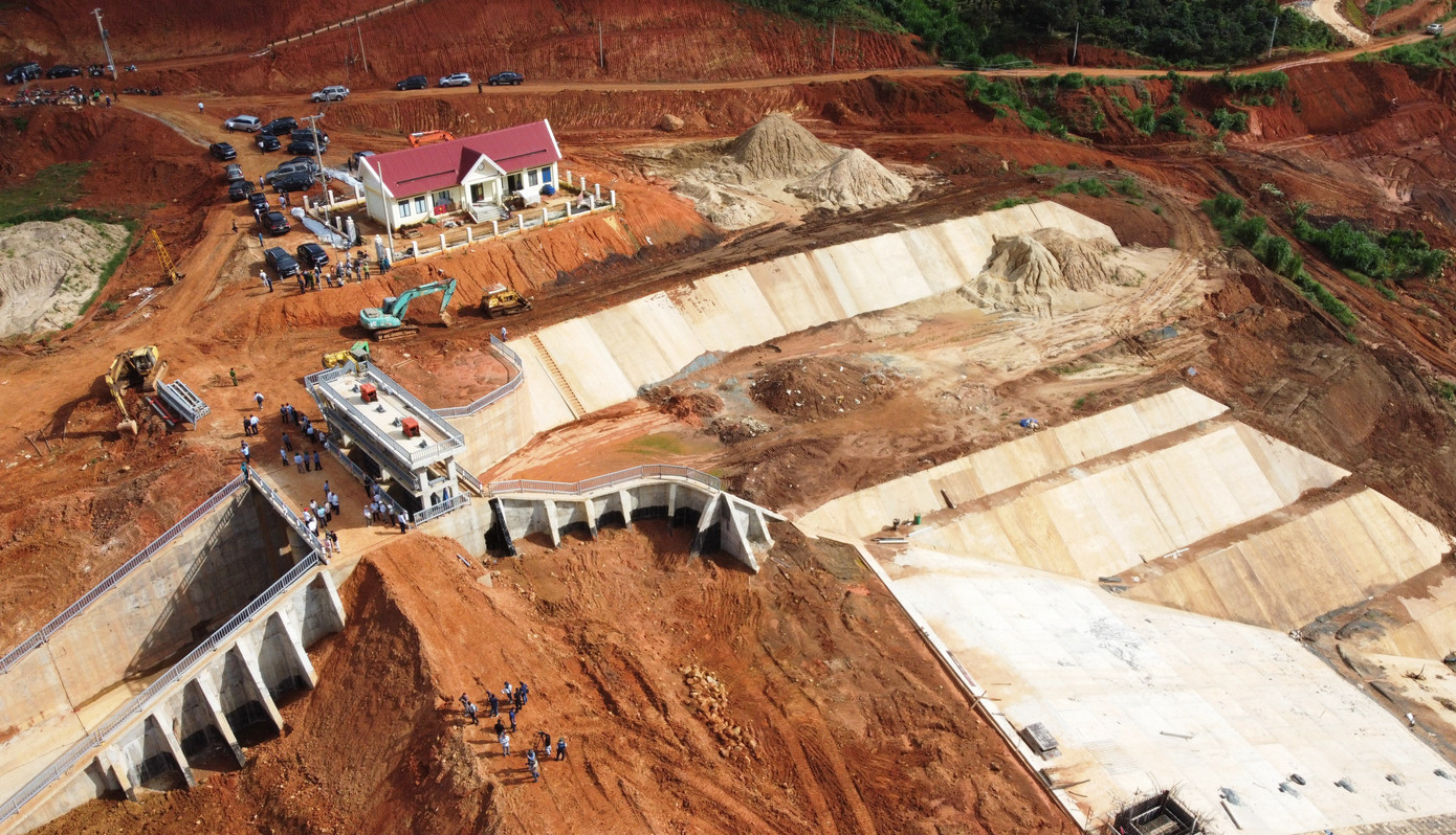 Công trình hồ Đông Thanh đang xây dựng, bị ảnh hưởng bởi sự cố sụt lún, sạt trượt đất