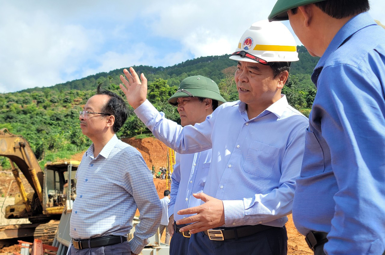 Thứ trưởng Nguyễn Hoàng Hiệp kiểm tra hiện trường vụ sạt trượt đất ở hồ Đông Thanh