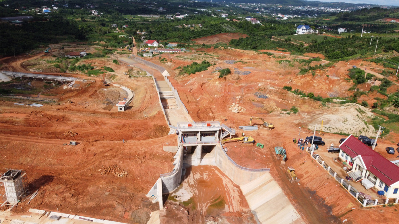 Một góc công trình xây dựng hồ Đông Thanh và khu vực lân cận bị ảnh hưởng bởi sự cố