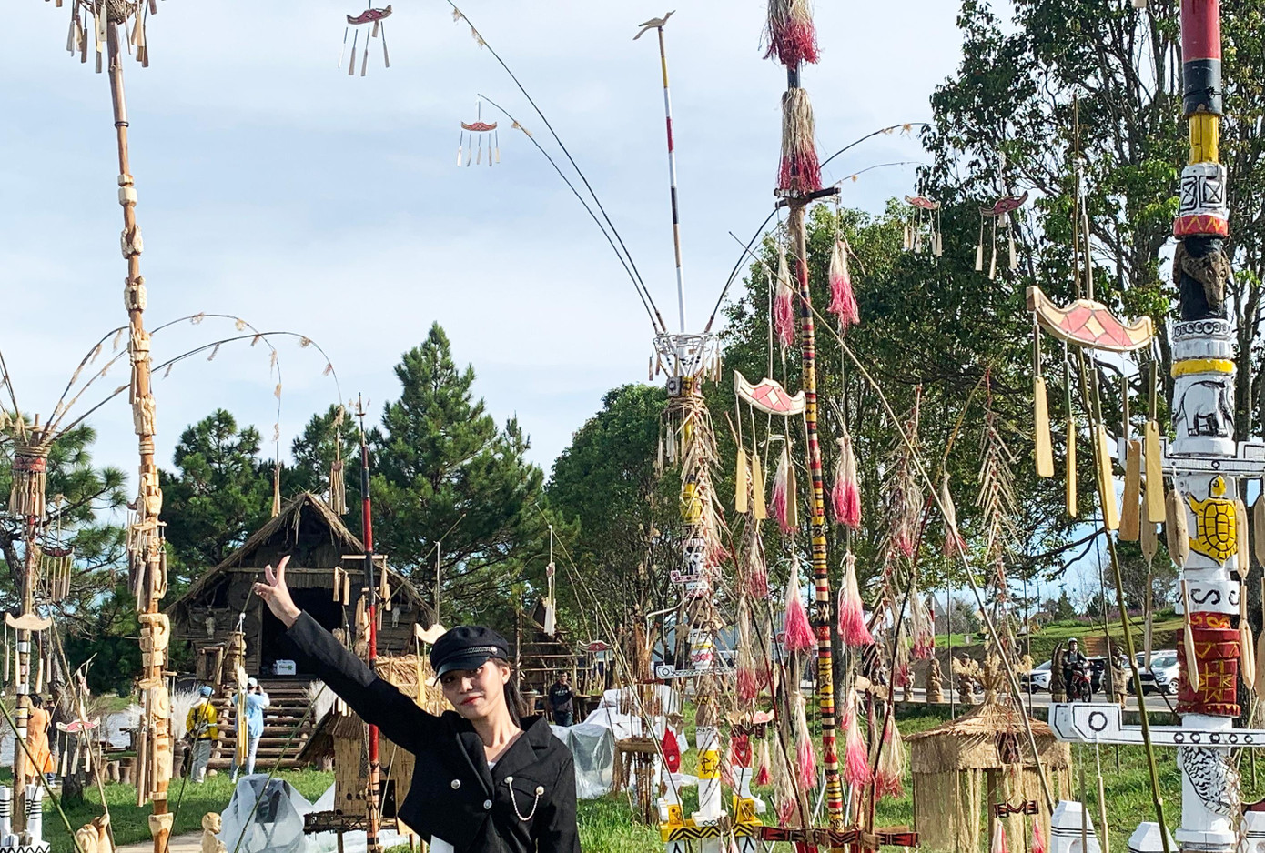 Du khách hào hứng chụp ảnh bên bộ sưu tập cây nêu Du khách hào hứng chụp ảnh bên bộ sưu tập cây nêu