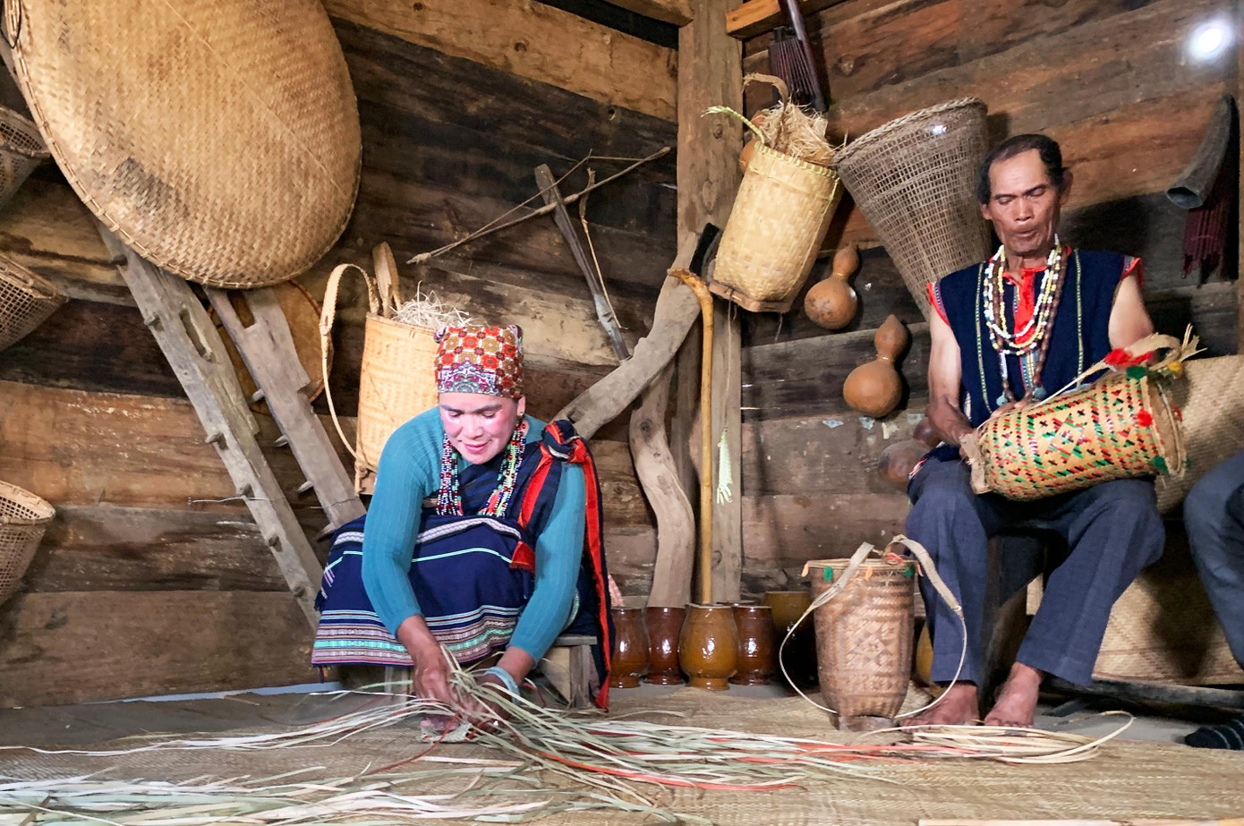 Đan lát là nghề truyền thống phổ biến ở Tây Nguyên Đan lát là nghề truyền thống phổ biến ở Tây Nguyên