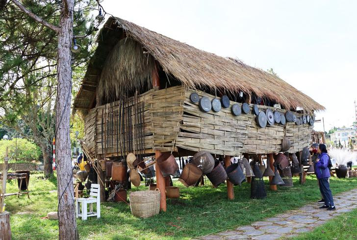 Nhà sàn Tây Nguyên được phục dựng bên hồ Xuân Hương Nhà sàn Tây Nguyên được phục dựng bên hồ Xuân Hương