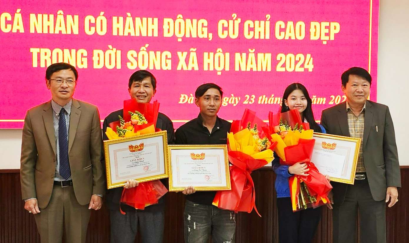 Chủ tịch UBND TP Đà Lạt trao giấy khen cho 3 cá nhân có hành động, cử chỉ đẹp