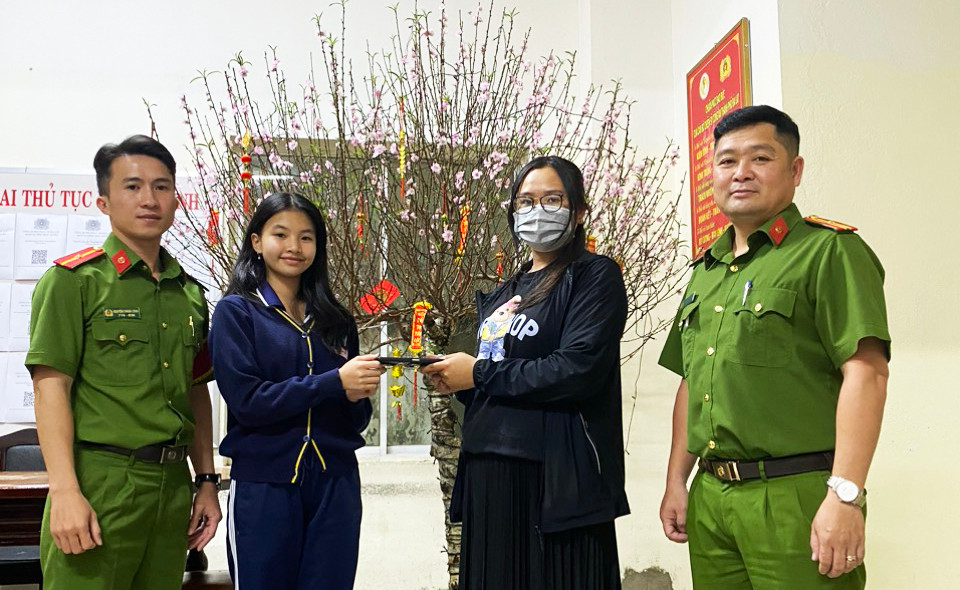 Em Võ Quỳnh Thư trả lại chiếc điện thoại cho người đánh rơi