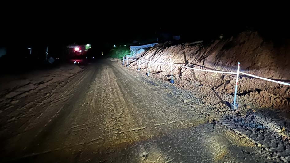 Lực lượng chức năng giải phóng đất đá bị sạt lở xuống đường, phục hồi việc lưu thông trên quốc lộ 27 vào đêm 20/7 Lực lượng chức năng giải phóng đất đá bị sạt lở xuống đường, phục hồi việc lưu thông trên quốc lộ 27 vào đêm 20/7