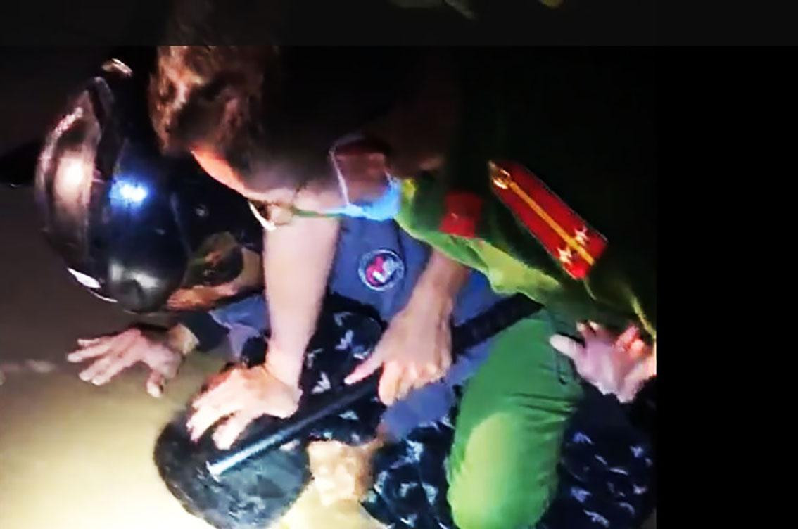 Lực lượng chức năng khống chế Luân sau hơn 10km truy đuổi Lực lượng chức năng khống chế Luân sau hơn 10km truy đuổi