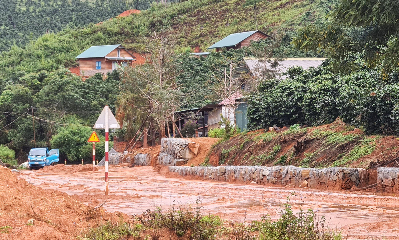 Bùn đất tràn ra đường Trường Sơn Đông Bùn đất tràn ra đường Trường Sơn Đông