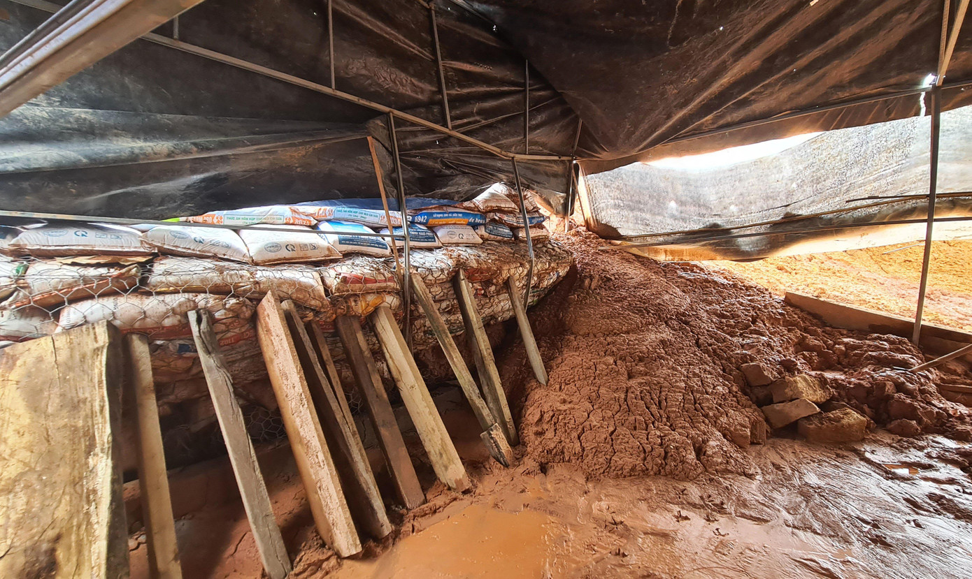 Đất đá tràn vào nhà dân Đất đá tràn vào nhà dân