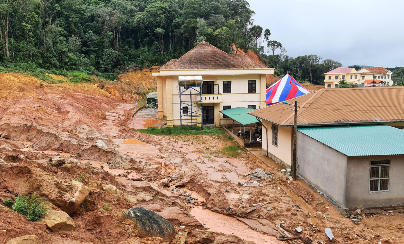 Nhiều lần xảy ra sạt lở đất cạnh trụ sở UBND xã Đưng K'Nớ Nhiều lần xảy ra sạt lở đất cạnh trụ sở UBND xã Đưng K'Nớ
