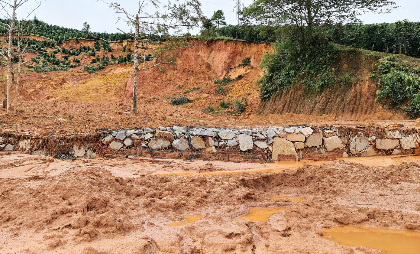 Lực lượng chức năng dùng rọ đá ngăn bùn đất nhưng đường Trường Sơn Đông vẫn đầy bùn đất Lực lượng chức năng dùng rọ đá ngăn bùn đất nhưng đường Trường Sơn Đông vẫn đầy bùn đất