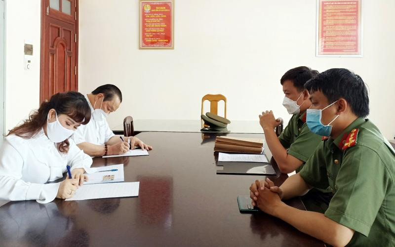 Hai đối tượng Nguyễn Thị Thương và Nguyễn Chu Truyền tại cơ quan công an