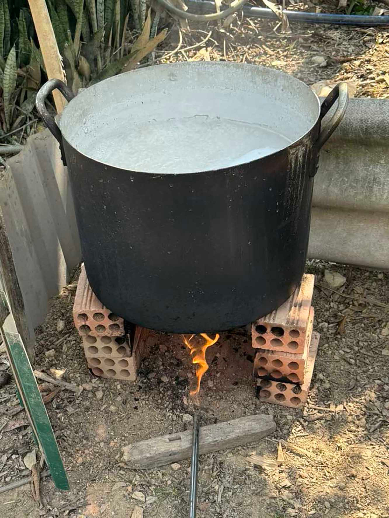 Dùng ống dẫn khí từ giếng khoan ra ngoài, châm lửa đốt thì khí bốc cháy Dùng ống dẫn khí từ giếng khoan ra ngoài, châm lửa đốt thì khí bốc cháy