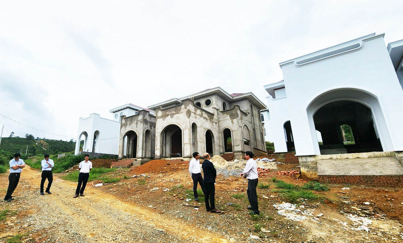 Đoàn cán bộ của Sở Xây dựng và địa phương kiểm tra hiện trường khu nhà ở xã Lộc Thành Đoàn cán bộ của Sở Xây dựng và địa phương kiểm tra hiện trường khu nhà ở xã Lộc Thành