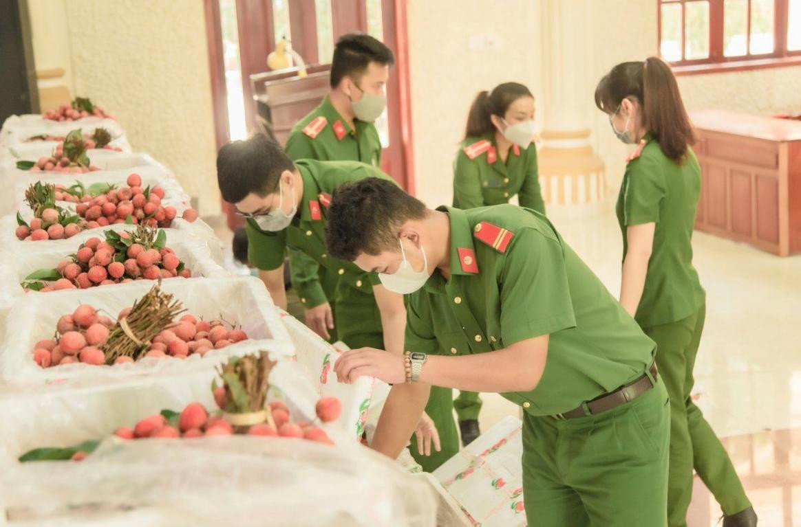 Đoàn thanh niên Công an tỉnh hỗ trợ tiêu thụ 2 tấn vải thiều Đoàn thanh niên Công an tỉnh hỗ trợ tiêu thụ 2 tấn vải thiều