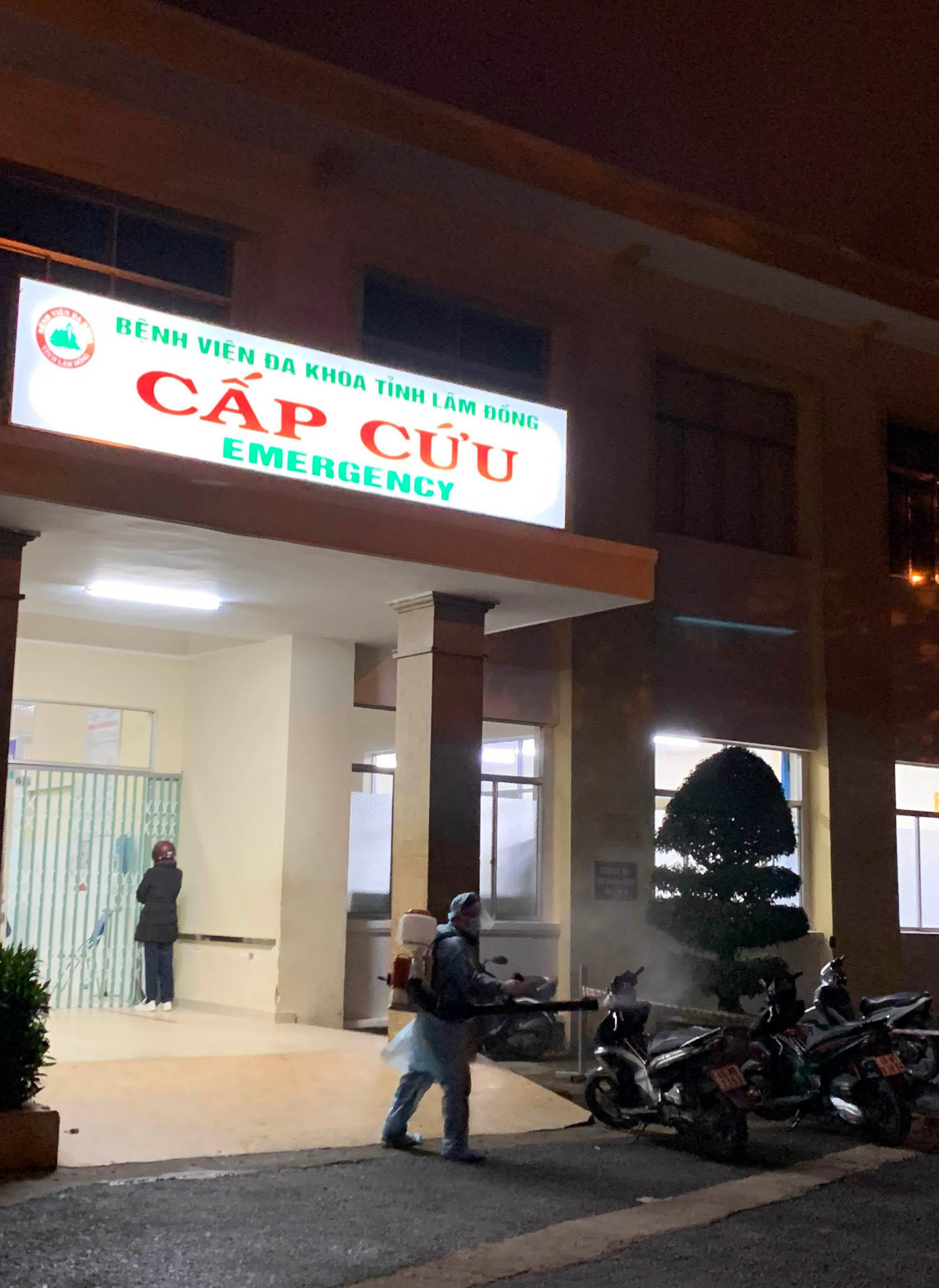 Phun thuốc khử khuẩn tại Bệnh viện Đa khoa Lâm Đồng Phun thuốc khử khuẩn tại Bệnh viện Đa khoa Lâm Đồng