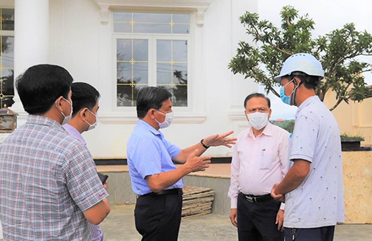 Lãnh đạo TP. Bảo Lộc kiểm tra, đôn đốc gia đình ông Huyên chấp hành việc tháo dỡ biệt thự không phép.