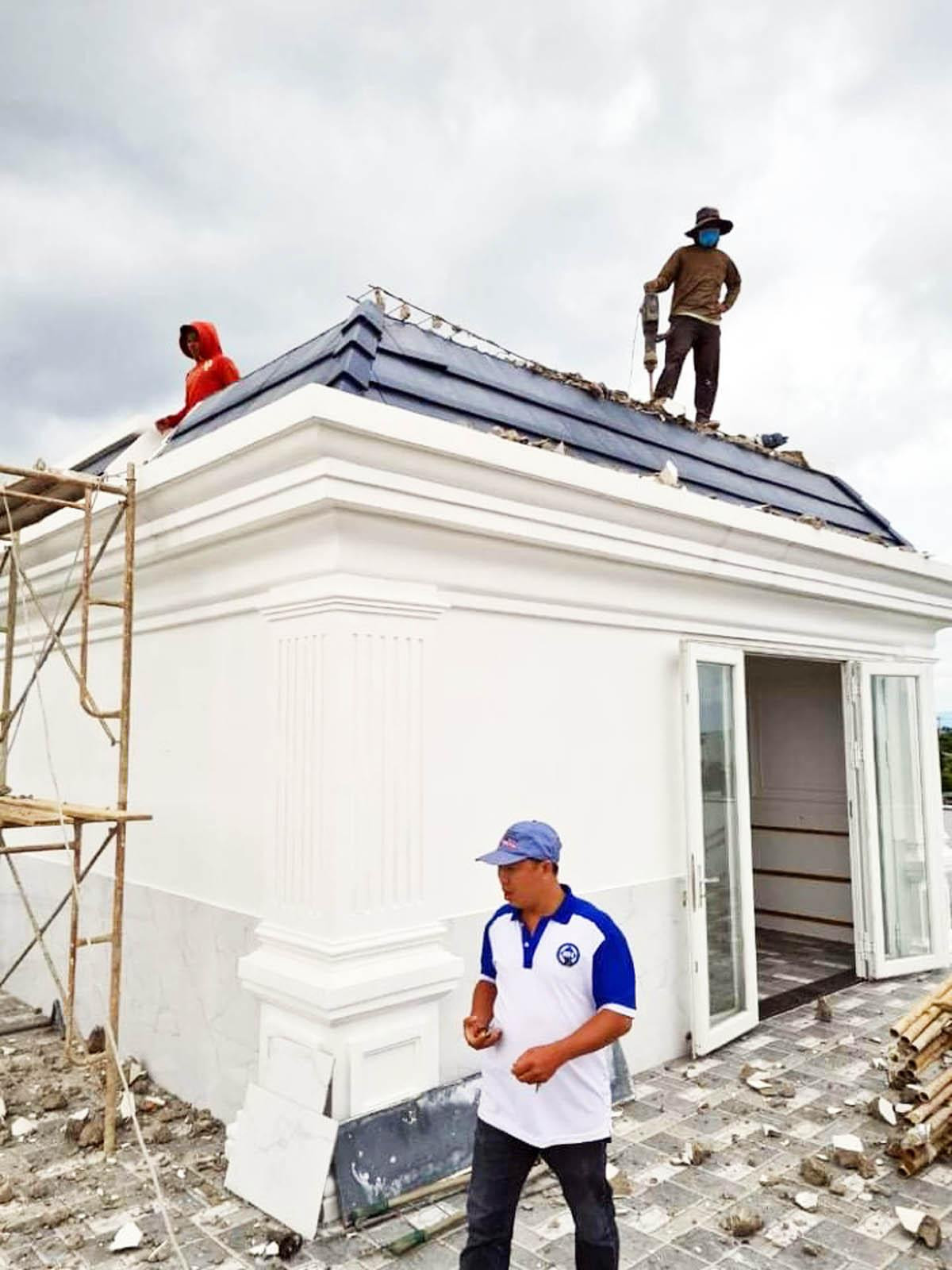 Công nhân tháo dỡ phần mái biệt thự