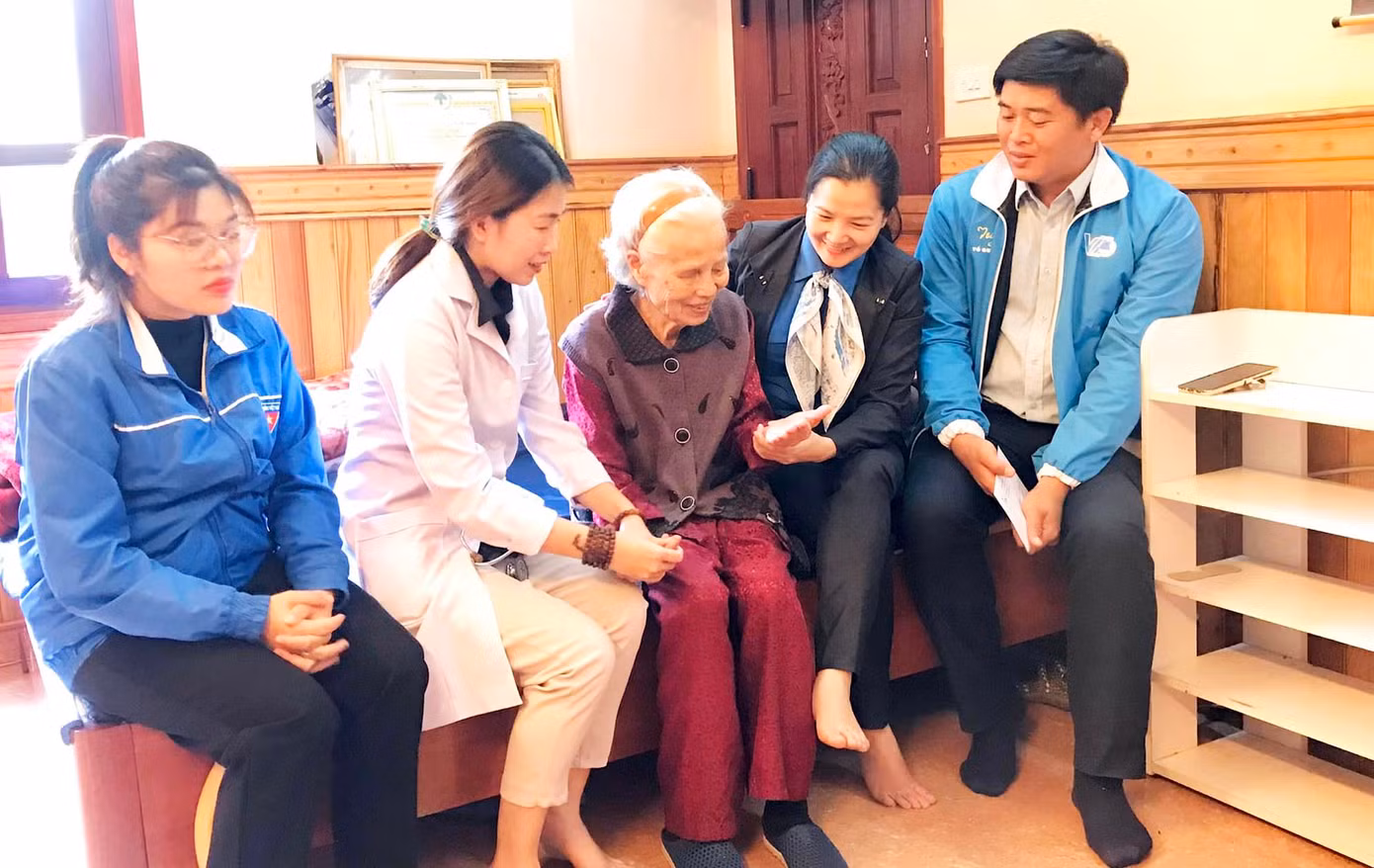 Đoàn công tác của Đoàn thanh niên thăm hỏi Mẹ Việt Nam anh hùng
