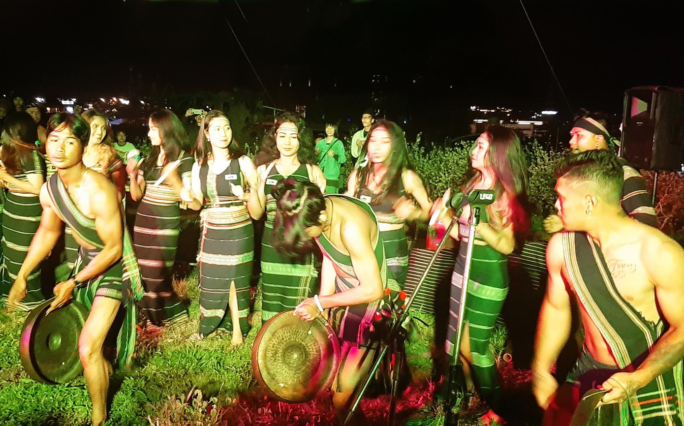 Các nghệ sĩ K'Ho, cư dân bản địa Đà Lạt diễn tấu cồng chiêng Các nghệ sĩ K'Ho, cư dân bản địa Đà Lạt diễn tấu cồng chiêng