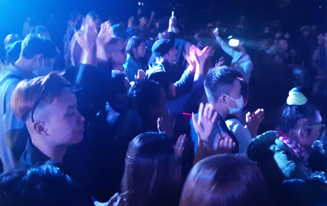 Rất đông khán giả xem biểu diễn ca nhạc tại Trung tâm Văn hóa nghệ thuật Lâm Đồng Rất đông khán giả xem biểu diễn ca nhạc tại Trung tâm Văn hóa nghệ thuật Lâm Đồng