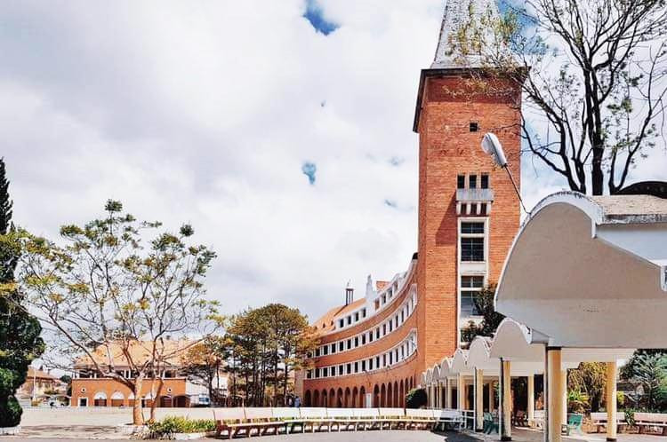 Trường Cao đẳng sư phạm Đà Lạt, nơi biểu diễn vở "Bóng người xưa" Trường Cao đẳng sư phạm Đà Lạt, nơi biểu diễn vở "Bóng người xưa"