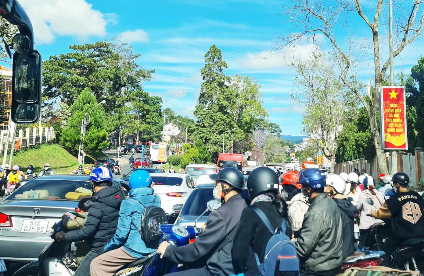 Dòng xe cộ ùn ứ trên đường Trần Phú, kéo dài đến đường Hoàng Văn Thụ dịp lễ Dòng xe cộ ùn ứ trên đường Trần Phú, kéo dài đến đường Hoàng Văn Thụ dịp lễ