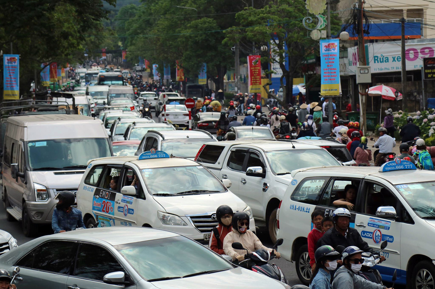 Khu trung tâm Đà Lạt ken dày người và phương tiện vào dịp lễ tết Khu trung tâm Đà Lạt ken dày người và phương tiện vào dịp lễ tết