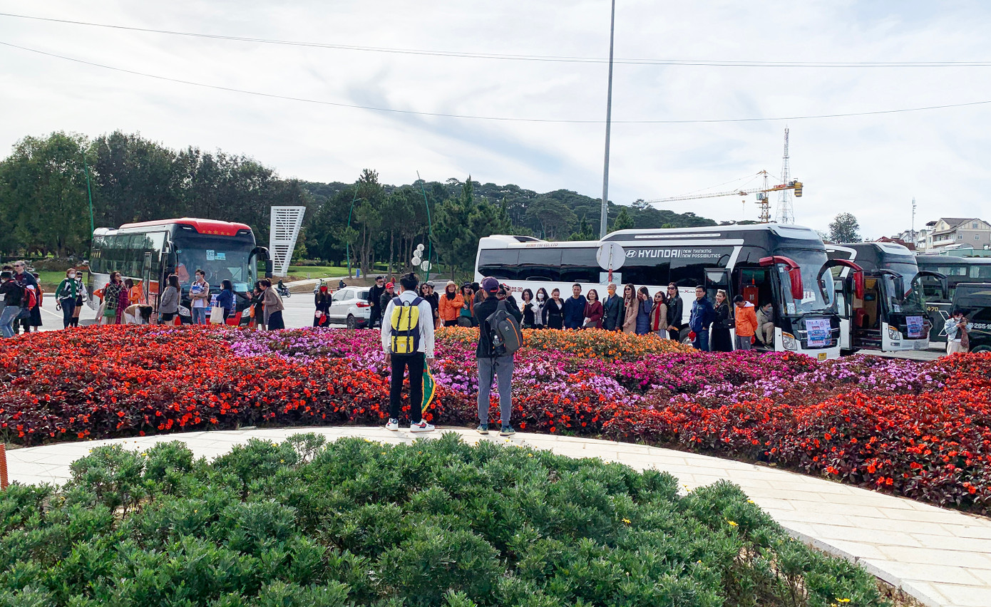 Ven đường Trần Quốc Toản thường có nhiều phương tiện đậu đỗ để du khách tham quan hồ Xuân Hương Ven đường Trần Quốc Toản thường có nhiều phương tiện đậu đỗ để du khách tham quan hồ Xuân Hương