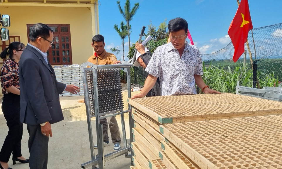 Trao các bộ nong né để các hộ nuôi tằm