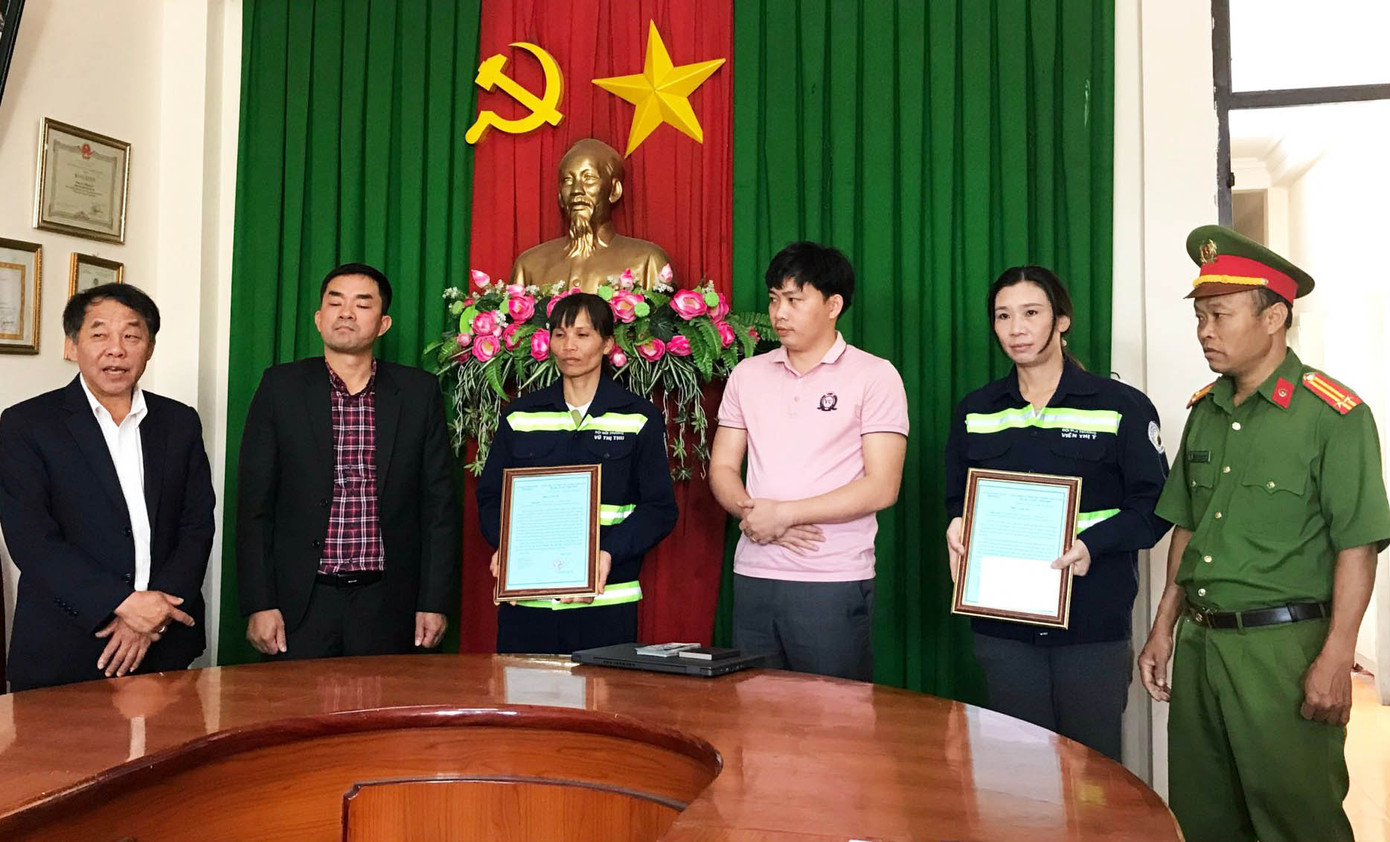 UBND phường 1 trao thư cảm ơn cho 2 nữ nhân viên môi trường