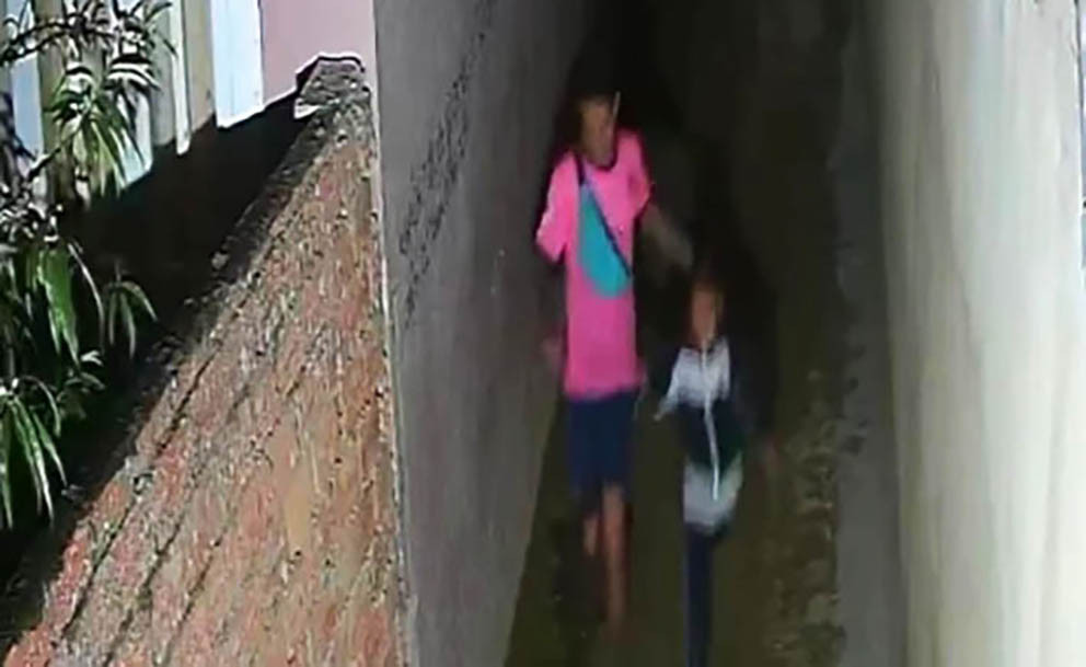 Đối tượng và cháu A. tại con hẻm trên đường Khe Sanh. Ảnh cắt từ clip Đối tượng và cháu A. tại con hẻm trên đường Khe Sanh. Ảnh cắt từ clip