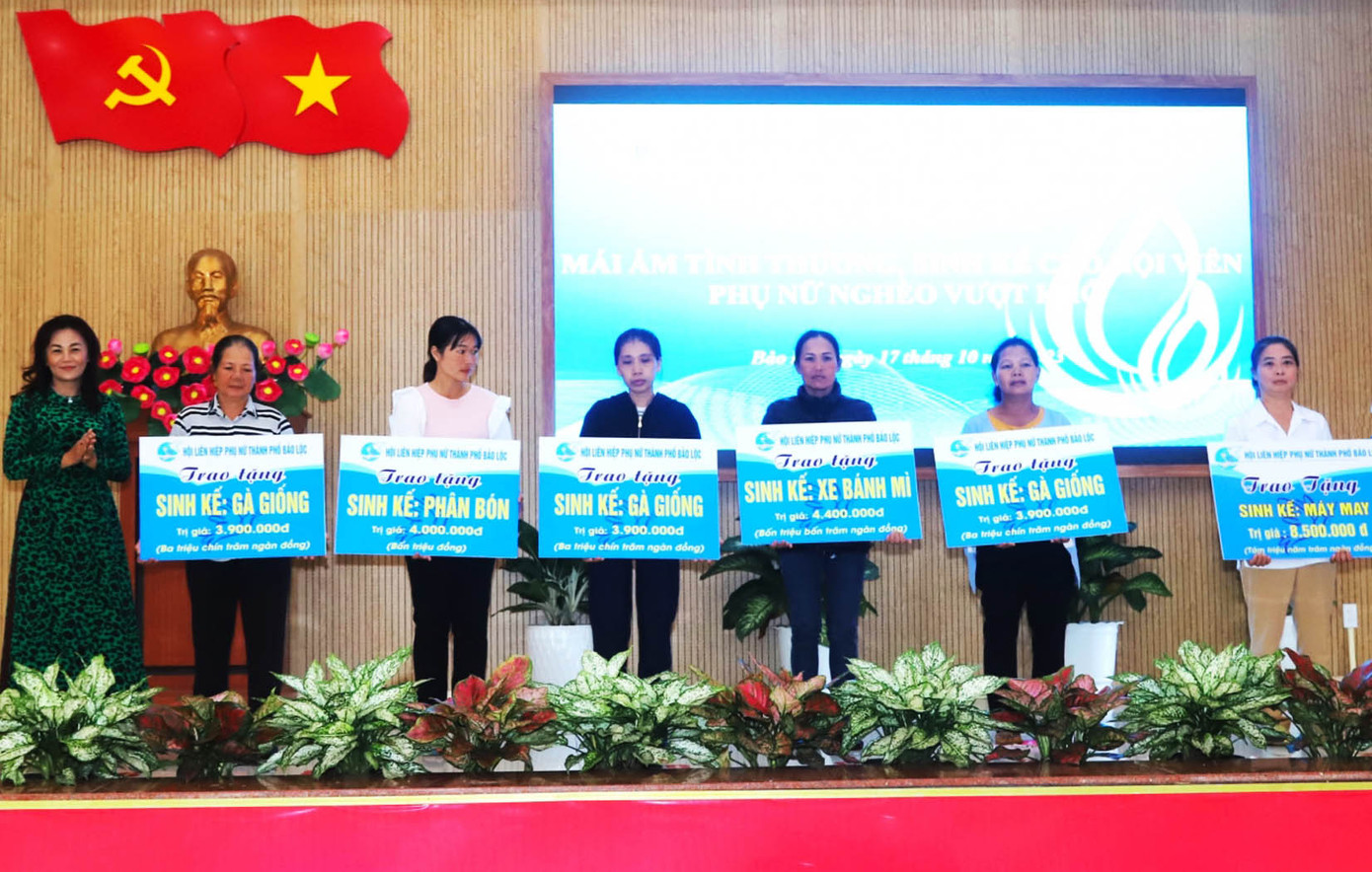 Hội LHPN Bảo Lộc trao tặng sinh kế cho những hội viên có hoàn cảnh khó khăn