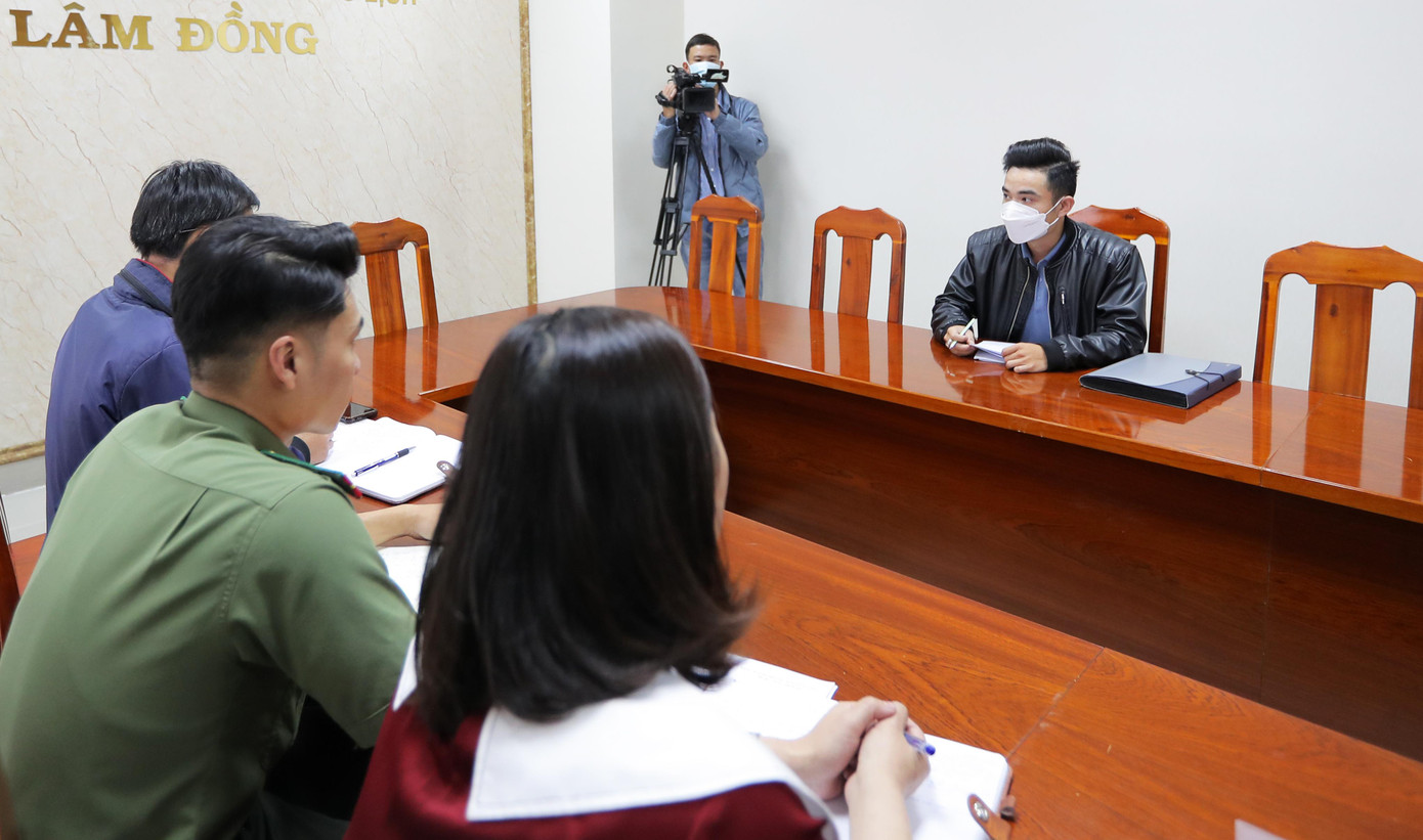 Cơ quan chức năng làm việc với đại diện Công ty TNHH Mây Lang Thang Cơ quan chức năng làm việc với đại diện Công ty TNHH Mây Lang Thang