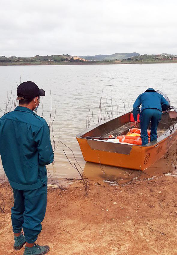 Dân quân tham gia cứu hộ Dân quân tham gia cứu hộ