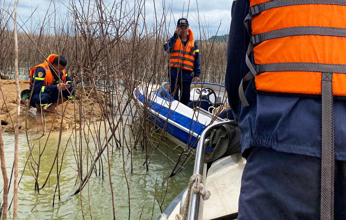 Việc cứu hộ gặp nhiều khó khăn Việc cứu hộ gặp nhiều khó khăn